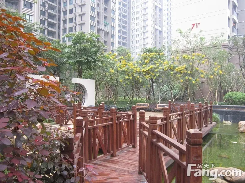 荣和大地3室2厅2卫东南朝向2300.00元/月出租