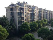 电梯 复式小区中间花园位置 靠万达 近地铁