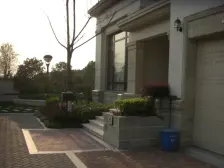 小区中位置,不靠马路。花园有200多平方集中一起