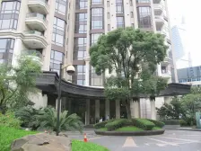 顶楼三层复式,这样的空中别墅整个小区仅有六套。