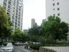 精装修,客厅带阳台,主卧朝南,小区中心位置,近商圈
