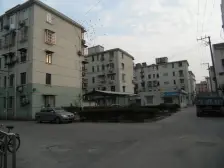 主卧朝南,小区中心位置,采光充足,小区入口附近