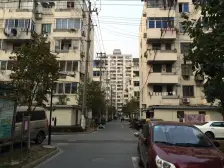 电梯小三房。不用爬楼,中间楼层,采光又好,价格便宜