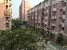 门口有地铁,中间楼层,空置两房,配套成熟