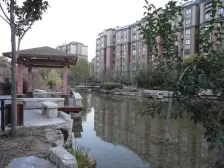 绿地三期中间位置 业主全款房产权清晰 精装修保养不错