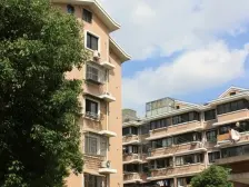 顶楼带阁楼,使用面积大,高得房率,近地铁