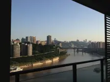 龙湖江景两房,诚信出售,房龄新。