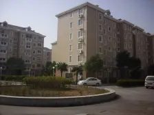 美之国花园 四期顶楼复试。采光好,户型正气。。