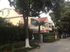 独栋小区好位置,无遮挡,可停好几辆车,大花园