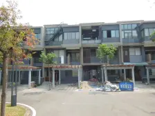 此房是联排别墅地上三层可挖地下室的户型,带花园。