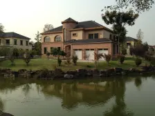 临河,中xin位置,占地1200多平,各付各税,随时看房