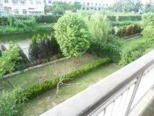 北进门,南花园,视野开阔,观佘山与凤凰山,内景私密