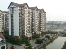 小区是2006年建成的纯别墅小区,位置好北进门南花园