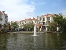 一楼带前后花园 3房9成新装修 看湖景