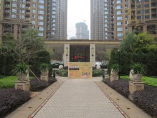 品质小区 东南朝向 看江景 离轻轨站近 精装修