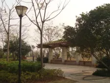 纯别墅片区,位置离出口近出行方便,房子后面紧靠山