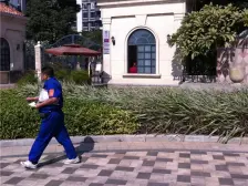 带车位,有入户花园。社区中间楼栋。中层,自住装修。