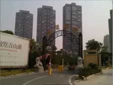 联排别墅,上下5层,套内480平,前后院子。