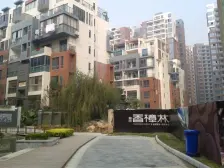 小区出行方便,后有靠山。比较凉爽