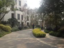 小区中心位置,中式风格,主卧朝南,采光充足
