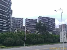 房子是顶层大复式,装修很漂亮,一线望江!