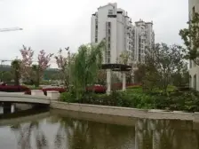 精装修拎包入住,地铁口顶楼复式