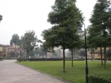 此房为端头别墅,花园大,户型好,位置安静!