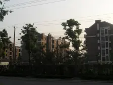 两房带花园,房东诚意出售,价格可谈,随时看房