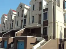 边套花园大,装修100保养好,固定停车可以停两辆车