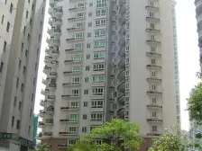 客厅正看虹口足球场,开窗见绿,小区旁边有小河流过