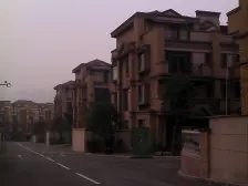 联排位置好、有车位免费停车、5房设计。