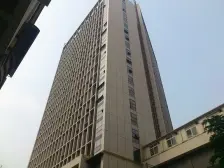 此房是小区精装一房中间楼层视野采光好