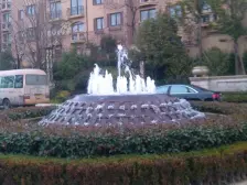 比邻宋庆龄与协和双语,小区临河位置,还是中轴线位置