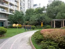 南北板式两房,中间楼层,阳光刺眼,位置安静,带车位