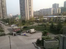 旁边就是菜市场,公交站,医院,生活方便