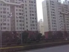 电梯房,一梯三户,主卧朝南,客厅带阳台,交通便利