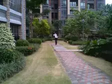 此房业主诚心出售,前后有花园看房方便。