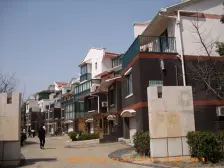 新上边套别墅,附送3个车位,无违建楼距开阔,采光好