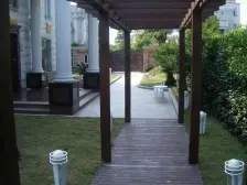 比毛坯强,装修到一半的房子,边套