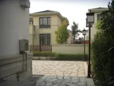 北进门,南花园,视野开阔,观佘山与凤凰山,内景私密