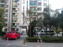 15号线外面有花园的两房,光线好,产权清晰,诚意出售