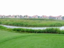 占地三亩,南面临大河,直面高尔夫球场