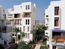 稀有独栋大花园临河,地上2层地下1层,品质小区。