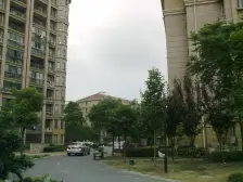 一梯两户,南北通透,小区中心位置,居家装修,诚意出售,房型正气