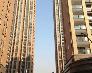 精装修没住过人 中间楼层 临东部