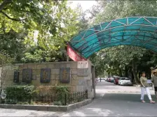 一梯两户的,阳台三面玻璃窗,装修简单