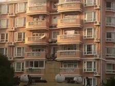 花园小区一层一户!6号线地铁口50%的化1一楼车库