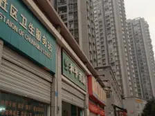 小区旁边就是菜市场,公交站,医院,生活方便