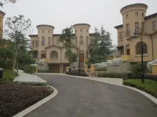 此房为端头别墅,花园大,户型好,位置安静!