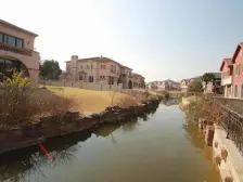 临河,中xin位置,占地1200多平,各付各税,随时看房